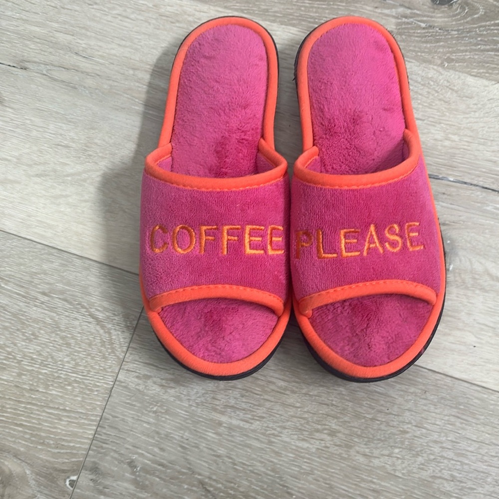 Isotoner Slippers “Coffee Please”